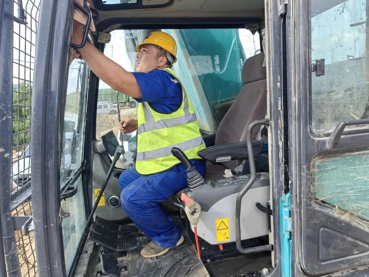 步履一直，，，，，，，效劳不止！yp街机智能挖掘机效劳万里行火热举行中