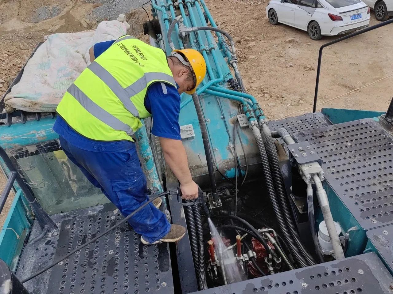 步履一直，，，，，，，效劳不止！yp街机智能挖掘机效劳万里行火热举行中