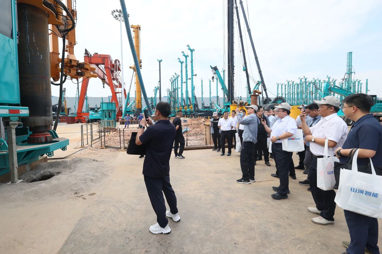 yp街机智能全球首创深井套管车载钻机下线宣布