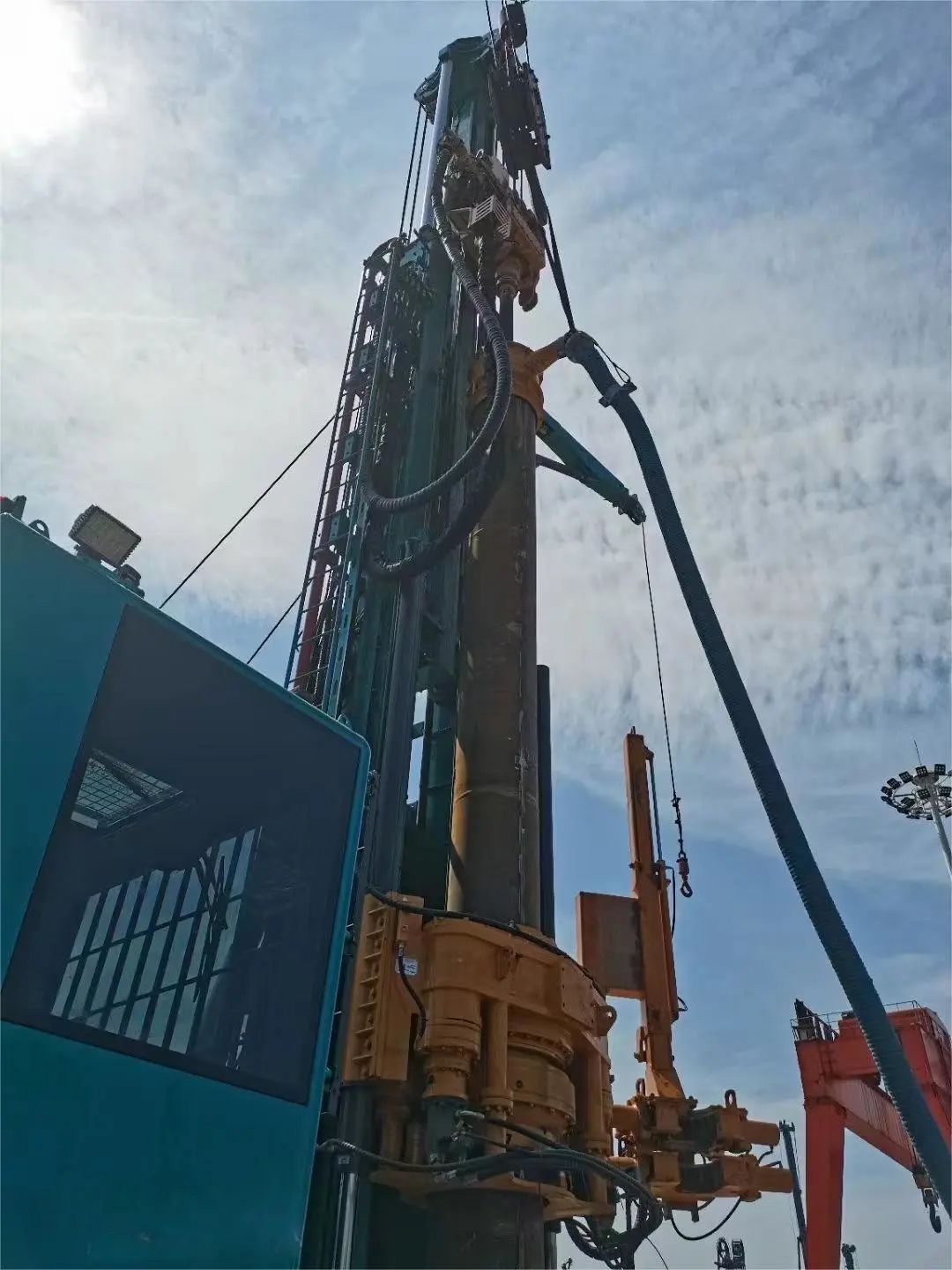 yp街机智能全球首创深井套管车载钻机下线宣布