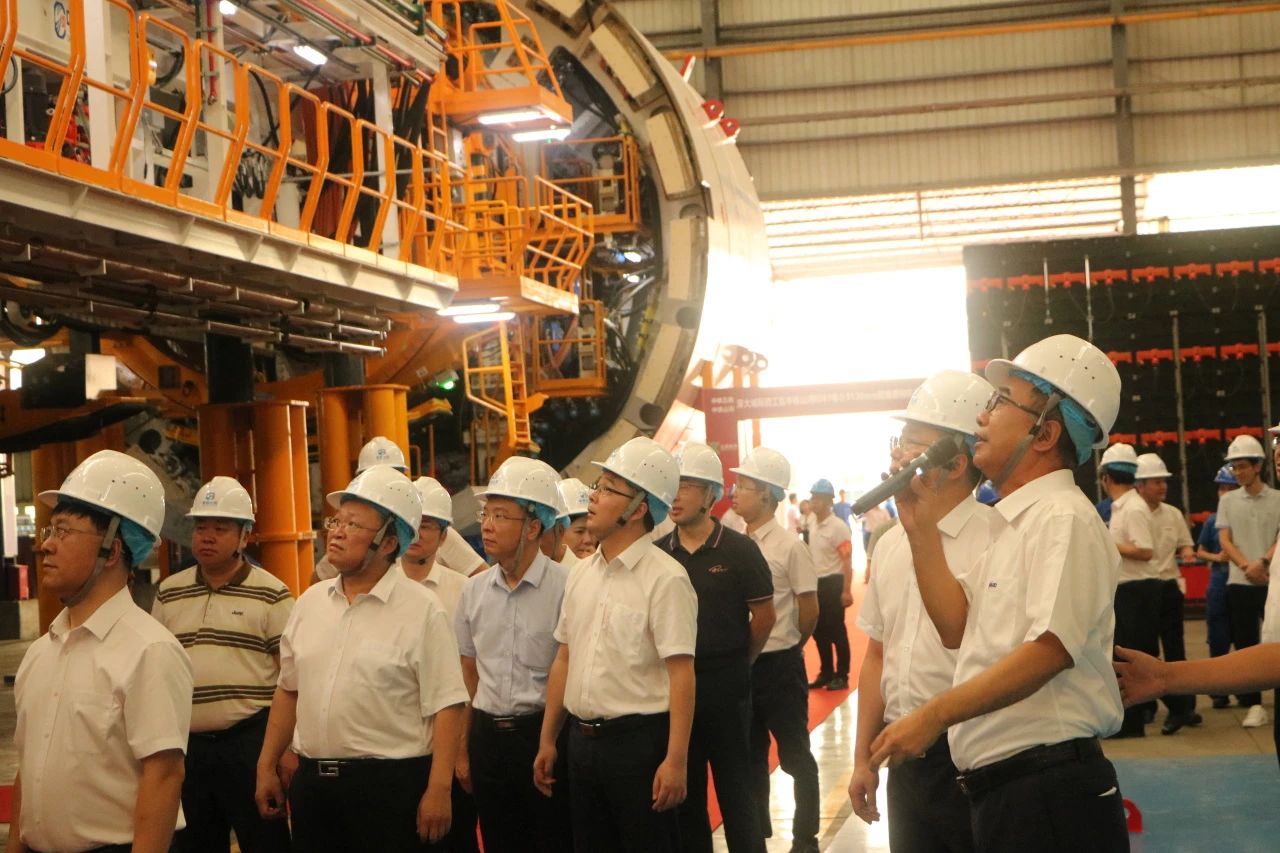 中铁yp街机粤港澳大湾区首台大直径双模盾构机乐成下线