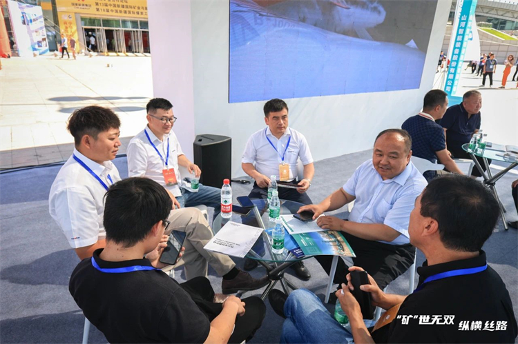 “矿”世无双，，，，，纵横丝路！yp街机智能亮相第十三届新疆国际矿业与装备展览会