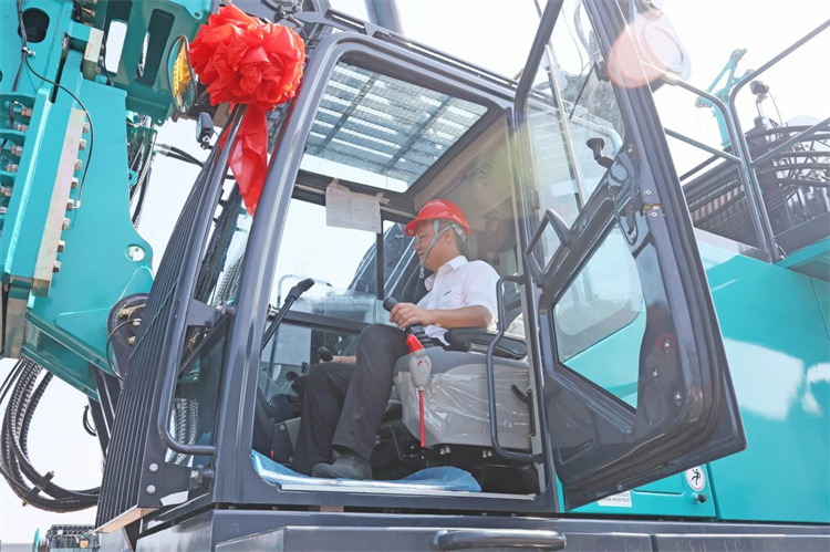 yp街机智能桩工机械再添强将！SWDM800H旋挖钻机顺遂下线