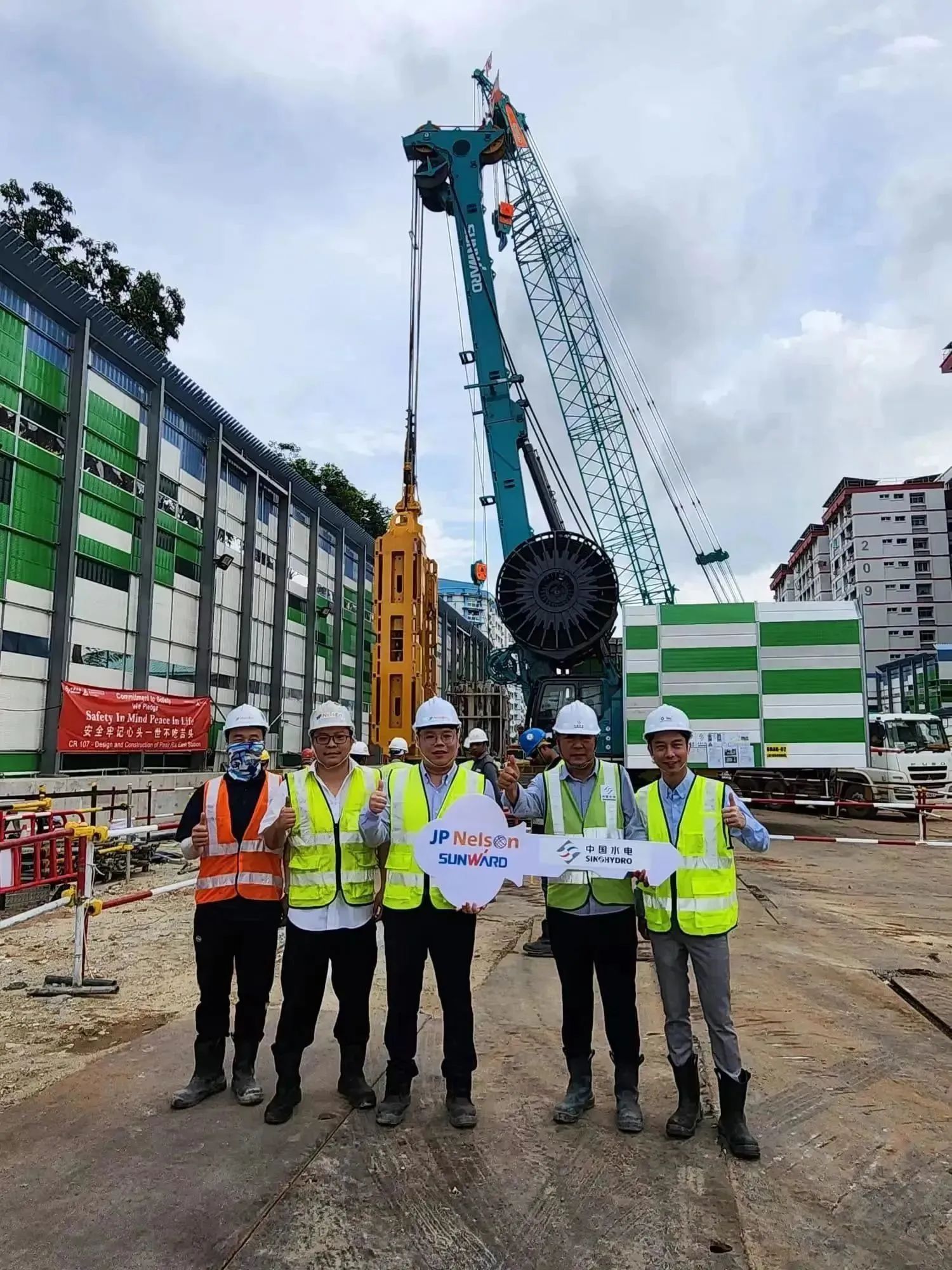 助力海内国际重大工程！yp街机智能液压抓斗实力“出圈”