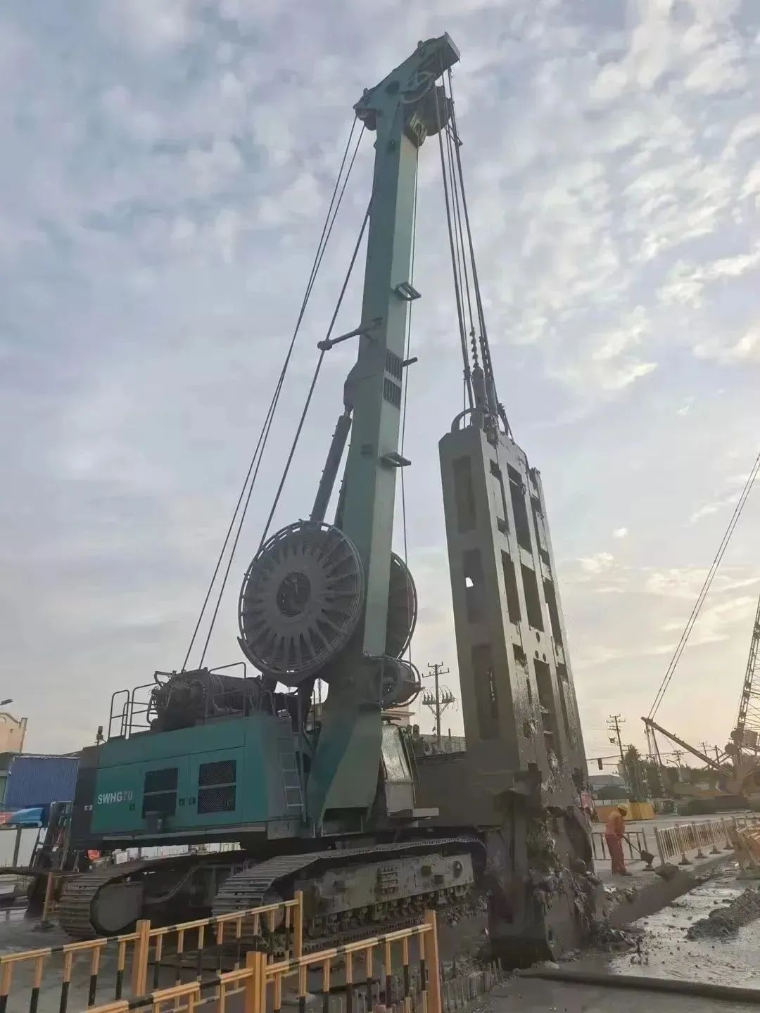 助力海内国际重大工程！yp街机智能液压抓斗实力“出圈”