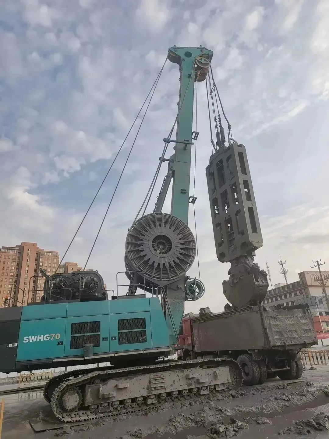 助力海内国际重大工程！yp街机智能液压抓斗实力“出圈”