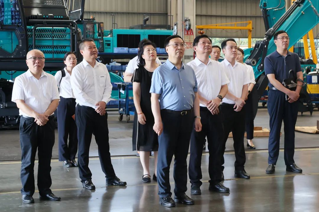 中宣部社科领域专家学者到yp街机智能调研高质量生长