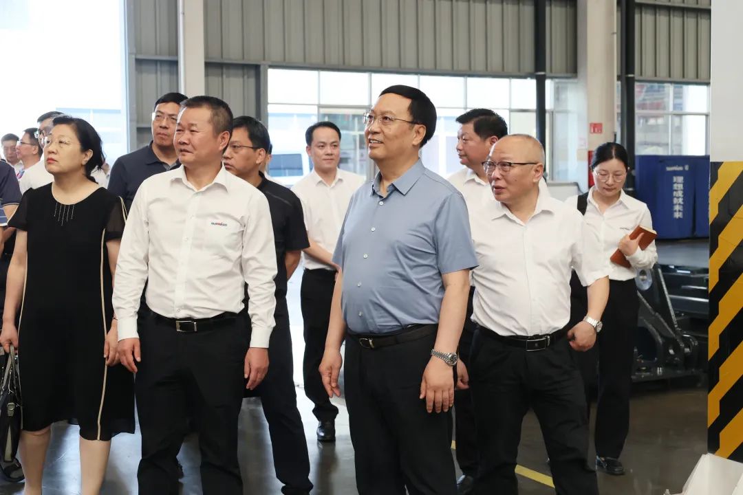 中宣部社科领域专家学者到yp街机智能调研高质量生长