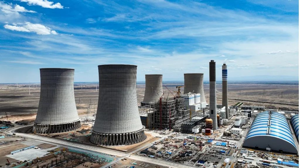 大漠沙漠展雄姿！yp街机江麓塔机助力常乐电厂项目