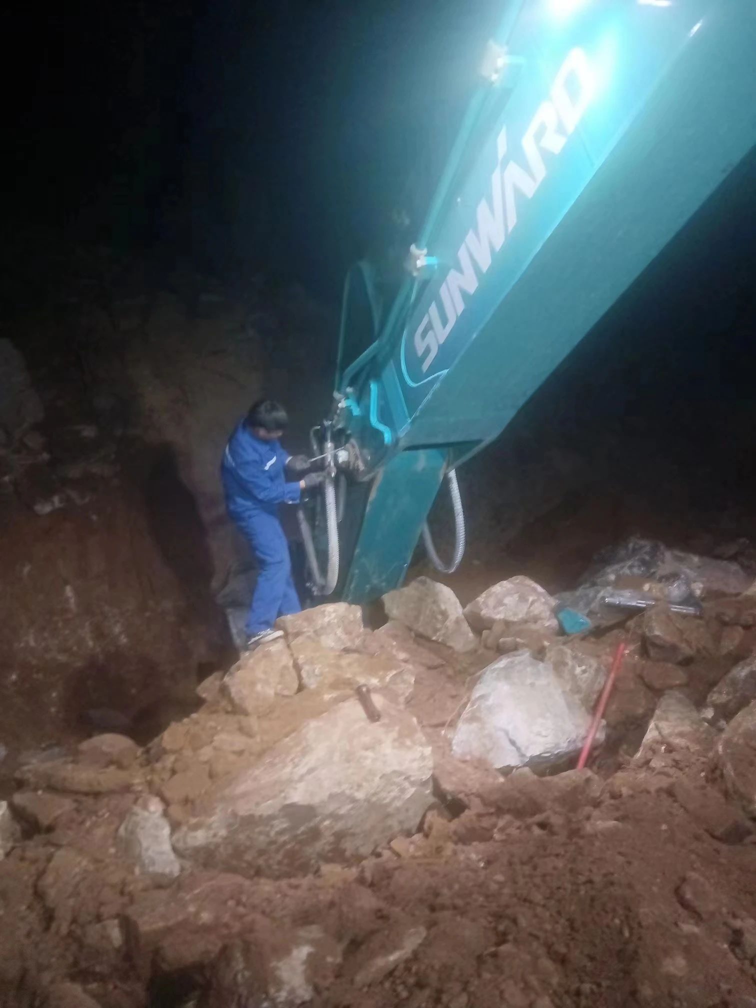 一线“热”闻 | 专业售后，，，专心折务！yp街机智能挖掘机效劳万里行一直在路上