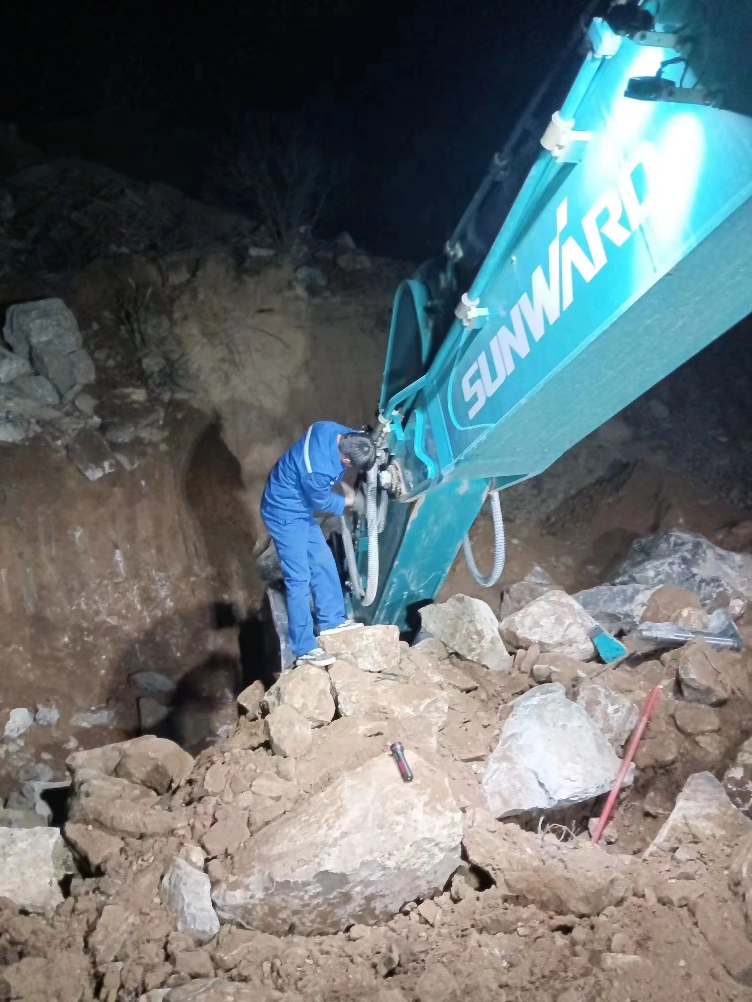 一线“热”闻 | 专业售后，，，专心折务！yp街机智能挖掘机效劳万里行一直在路上