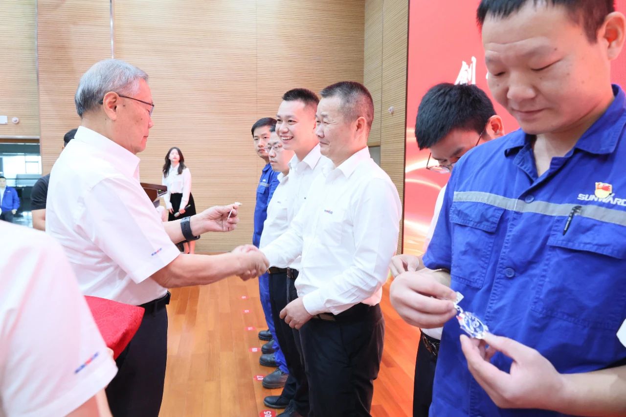 强信心 聚协力 共建优美家园——庆祝yp街机智能建设24周年表扬大会盛大召开