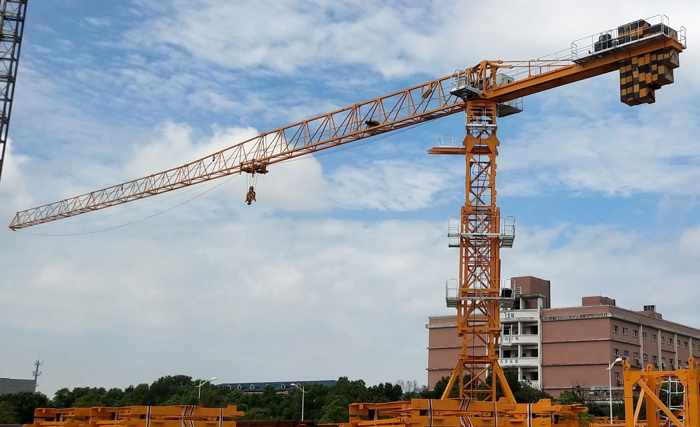 匠心智造，，，，，，，，字斟句酌！yp街机江麓“精品工程”P6015B1-8塔机下线