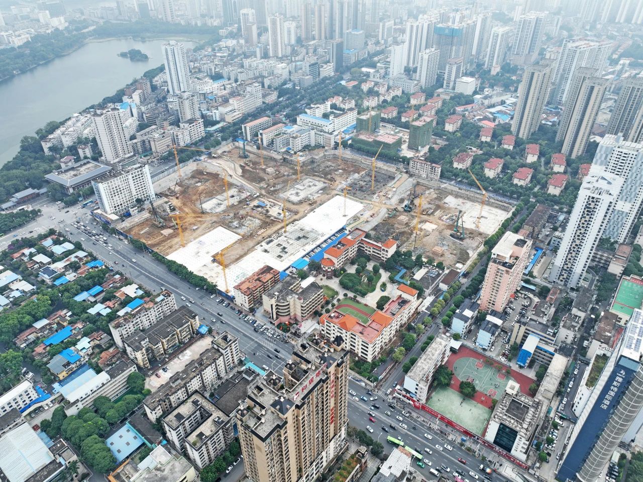 “绿巨人”显神威！yp街机智能引孔式静力压桩机助建“绿城”南宁民生项目