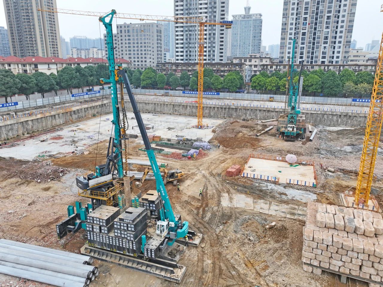 “绿巨人”显神威！yp街机智能引孔式静力压桩机助建“绿城”南宁民生项目