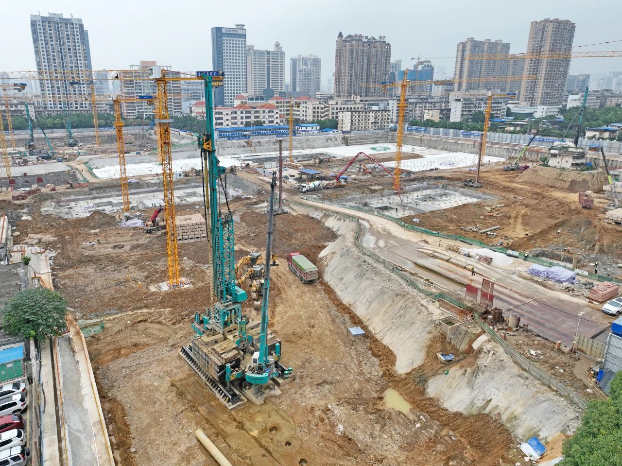 “绿巨人”显神威！yp街机智能引孔式静力压桩机助建“绿城”南宁民生项目