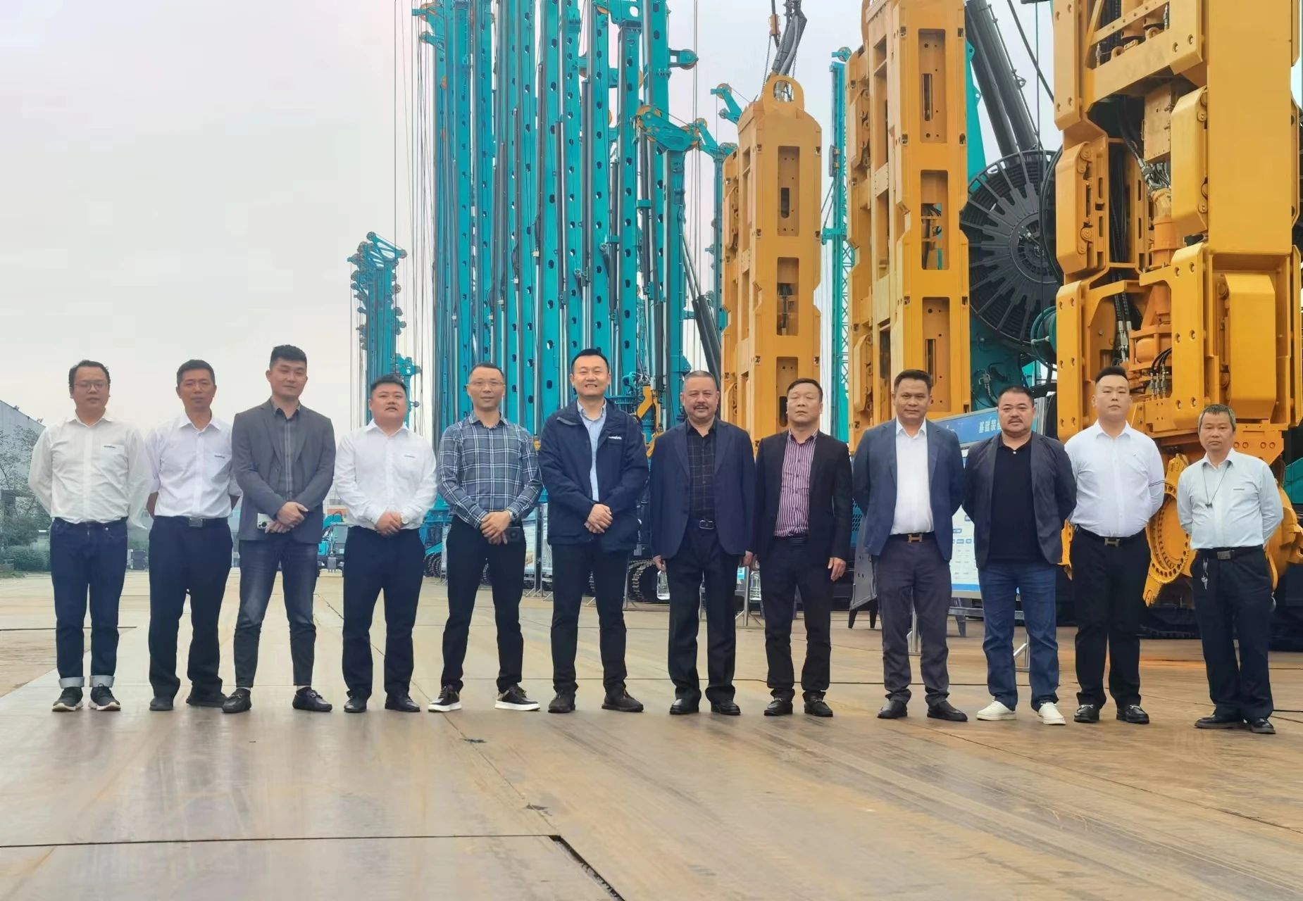 行业严冬现暖阳！现场签购20台旋挖钻机，，，，，，，，yp街机智能携手湖南骏牛助力国家电网项目建设