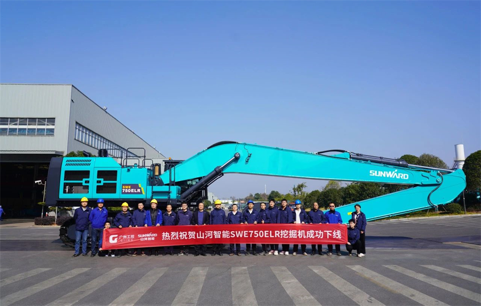 定制开发、功效更强！yp街机智能SWE750ELR加长臂液压挖掘机下线交付