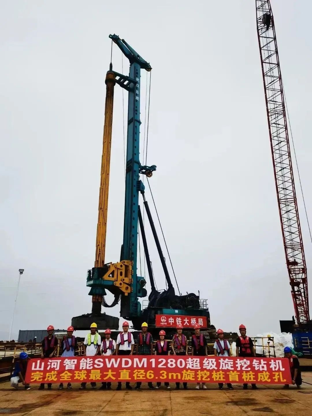 周全告捷！yp街机智能超等旋挖钻机圆满完成甬舟铁路西堠门公铁两用大桥桩基施工使命