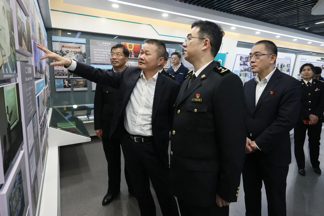 长沙海关党委书记、关长沈大为调研yp街机智能