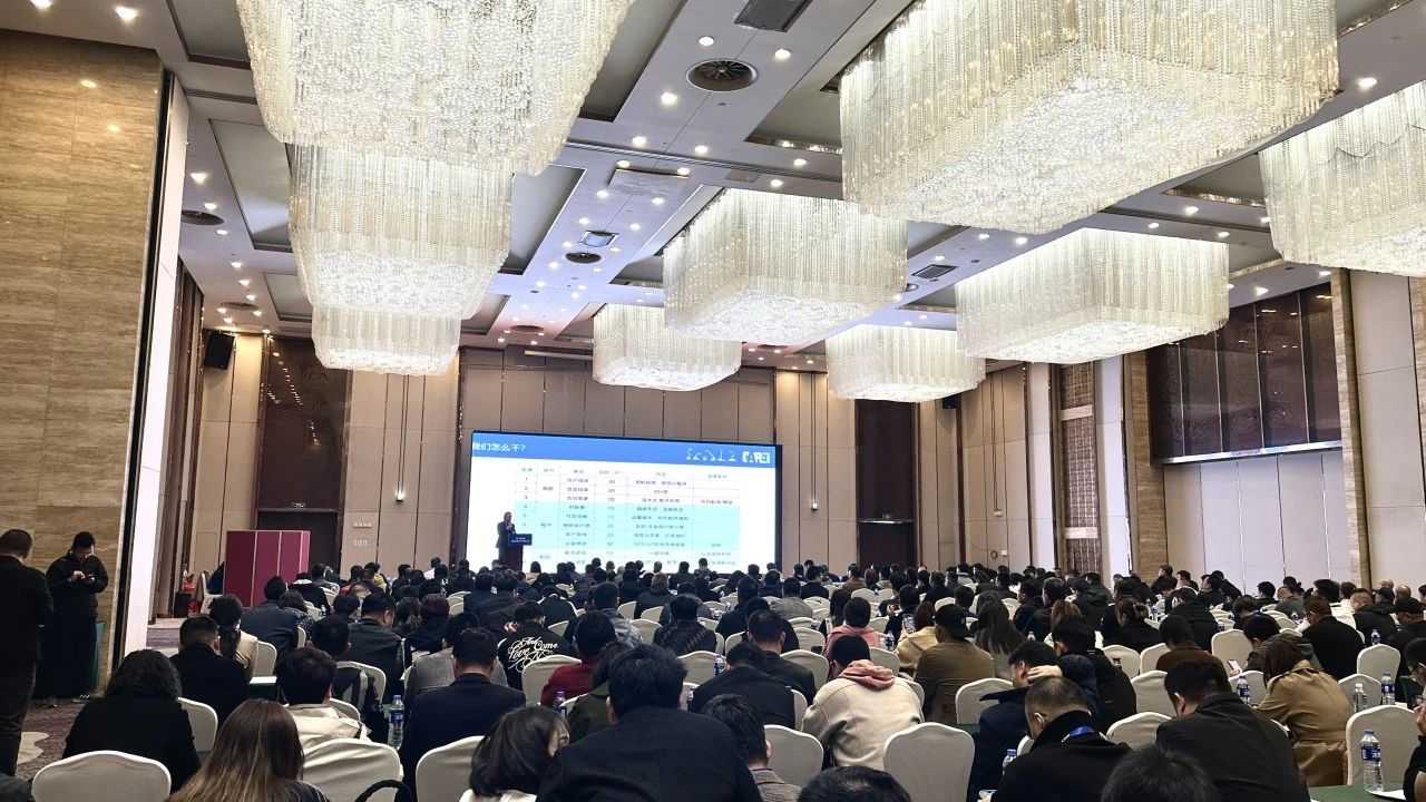 “爆品”来袭，，，，，，签简单直！ yp街机智能艳服亮相第八届天下高空作业平台租赁大会