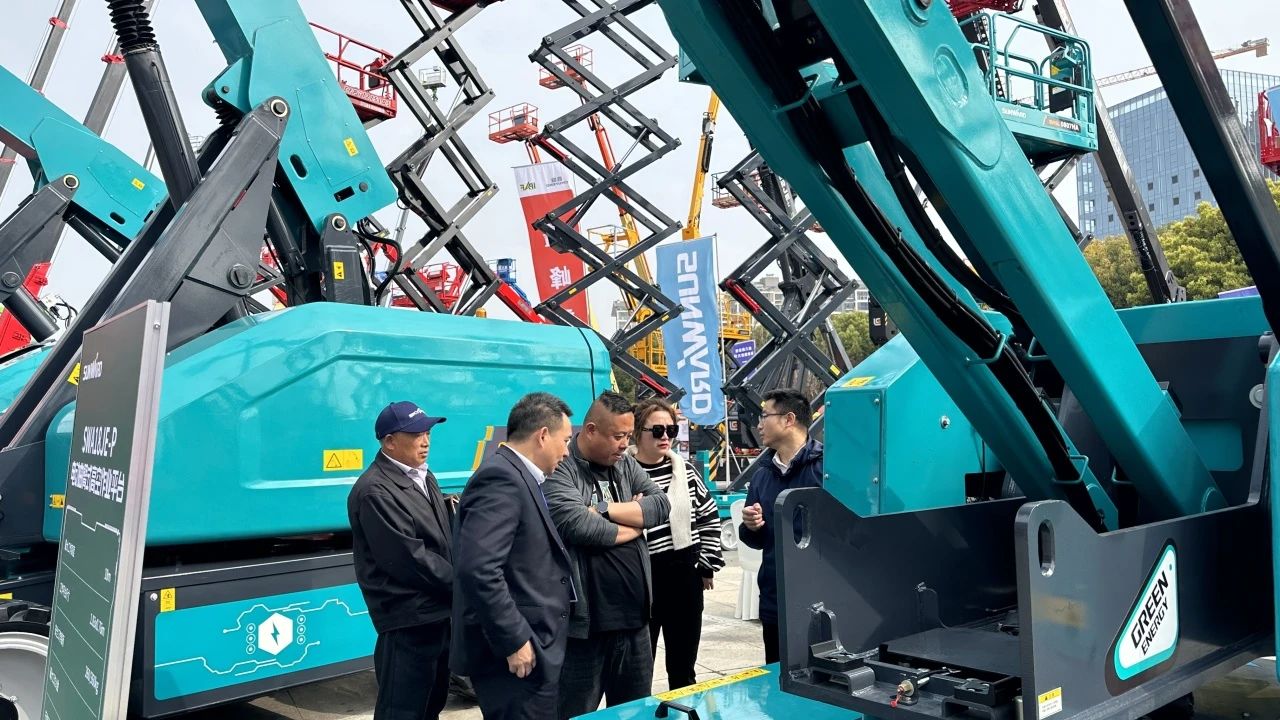 “爆品”来袭，，，，，，签简单直！ yp街机智能艳服亮相第八届天下高空作业平台租赁大会