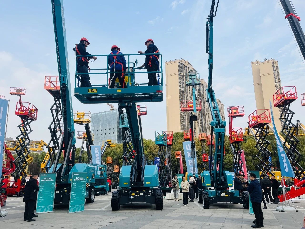 “爆品”来袭，，，，，，签简单直！ yp街机智能艳服亮相第八届天下高空作业平台租赁大会