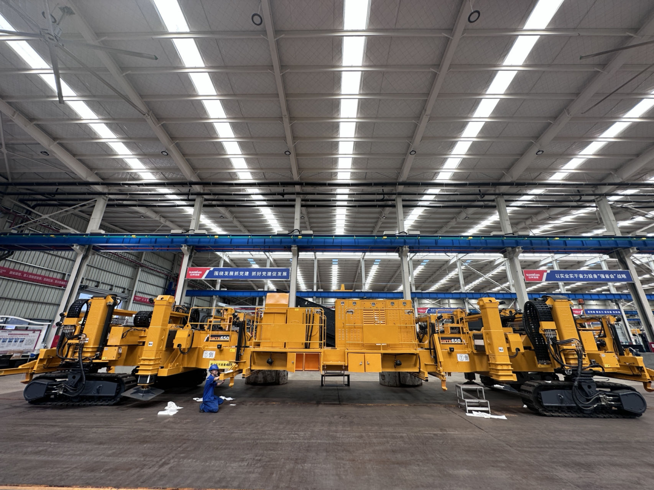 CPH-30J道岔铺换机组全球宣布！yp街机智能与宝鸡中车时代共绘铁路装备新篇章！