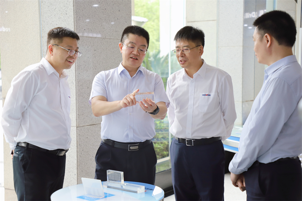 “双向奔赴 相助共赢”yp街机智能与中钨高新签署战略相助协议