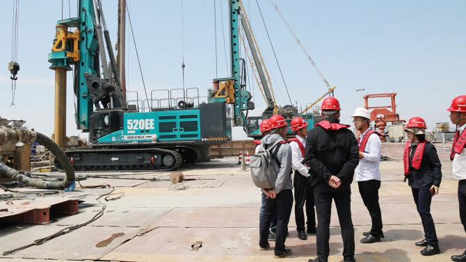 先导式立异，，，，，，，再推电动新品！yp街机智能SWDM520EE增程式旋挖钻机推介会乐成举行