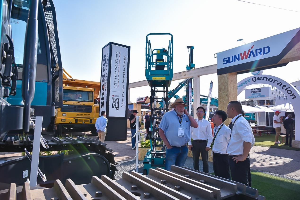 跨越山海，，，，，，，重器远航！yp街机智能亮相南非最大矿业展会