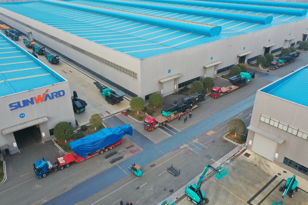 yp街机普石勒柴电一体移动破碎筛分装备热销外洋