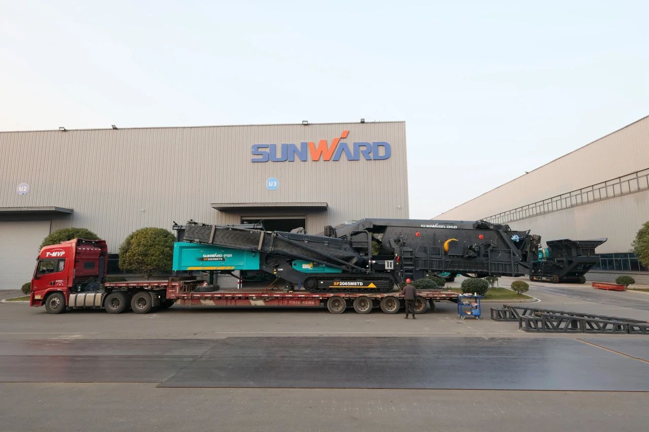 yp街机普石勒柴电一体移动破碎筛分装备热销外洋