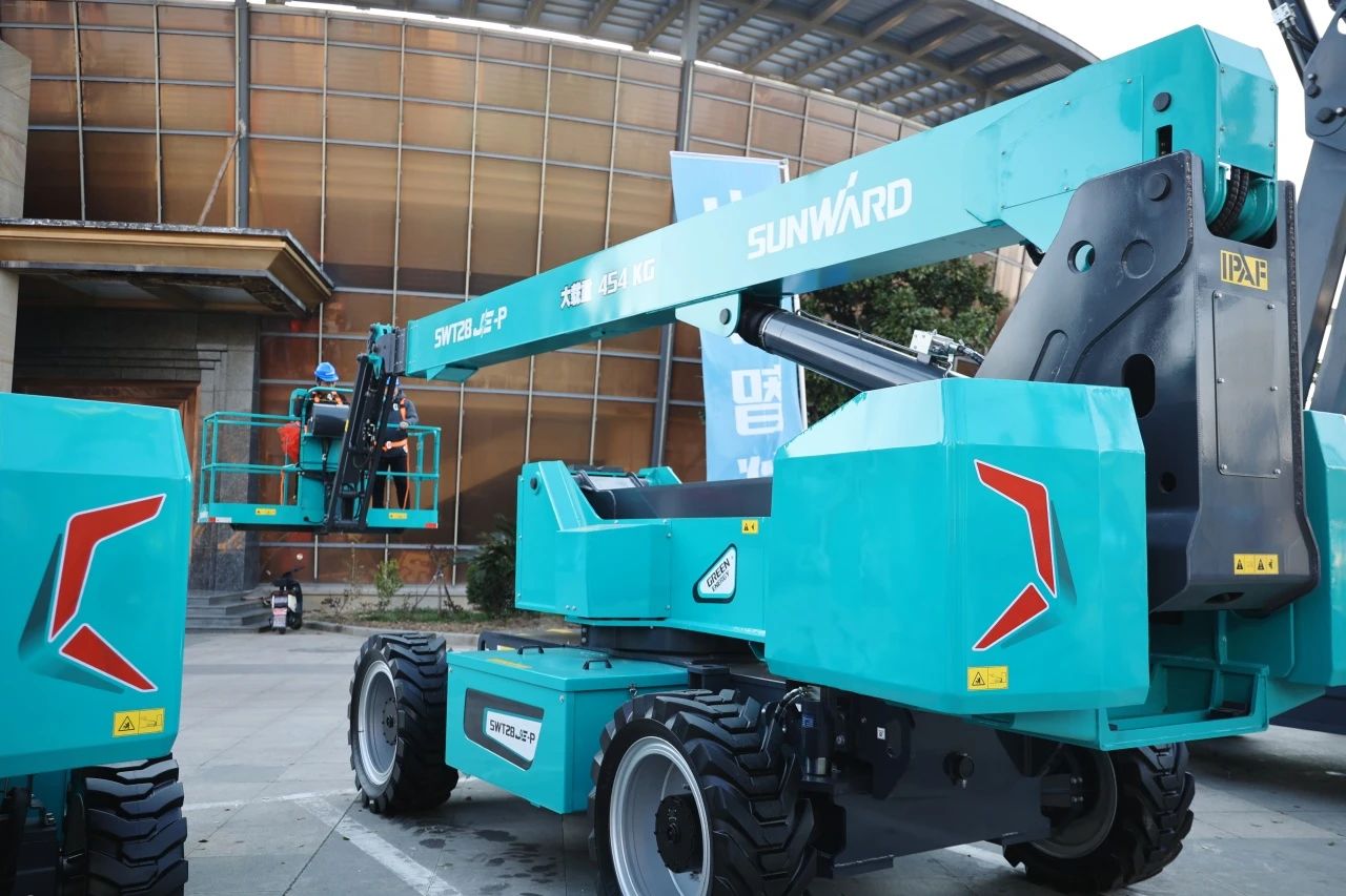 登“高”向“新”，，，，，，，，yp街机智能亮相第九届天下高空作业平台租赁大会