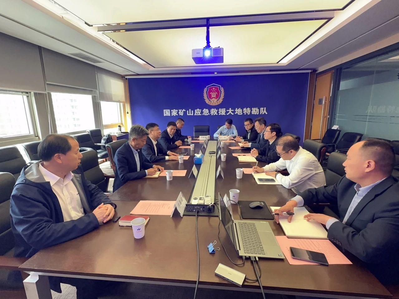 yp街机智能董事长付向东带队造访中煤地质总局、大地特勘公司