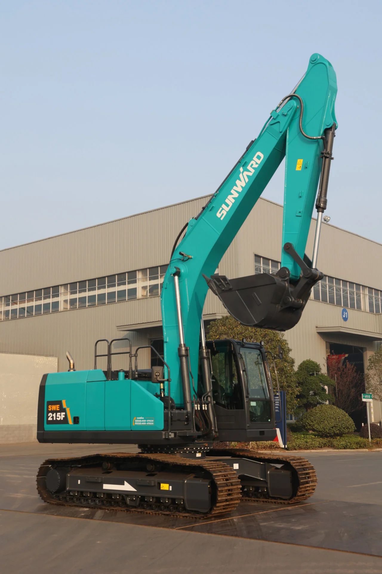 聚焦市场需求，，，，，，yp街机智能三款精品工程液压挖掘机乐成下线