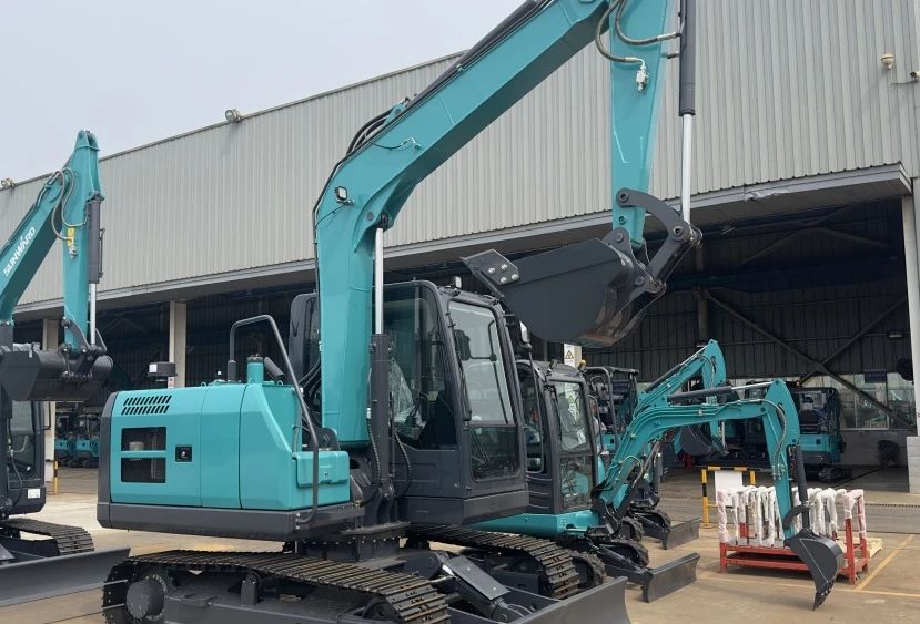 聚焦市场需求，，，，，，yp街机智能三款精品工程液压挖掘机乐成下线