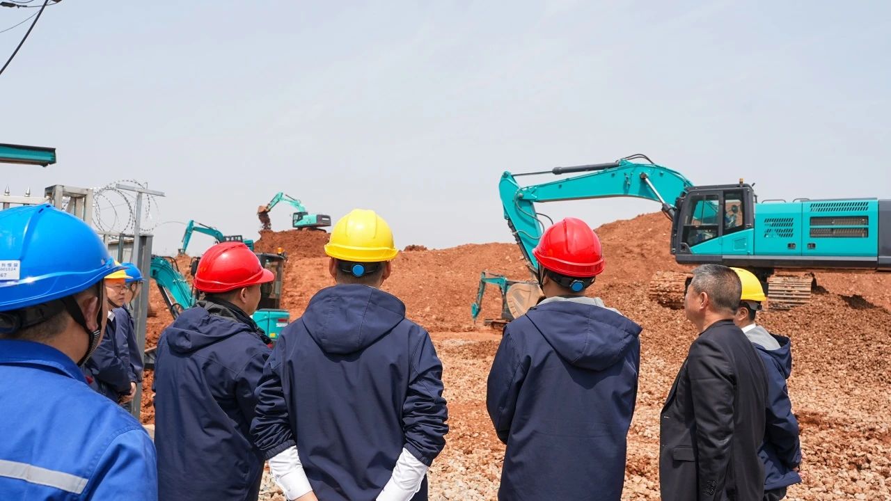 聚焦市场需求，，，，，，yp街机智能三款精品工程液压挖掘机乐成下线