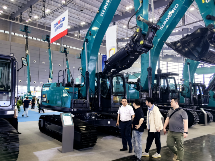 2025 CICEE | 打造极致精品化，，，，，，yp街机智能挖掘机“圈粉”长沙展