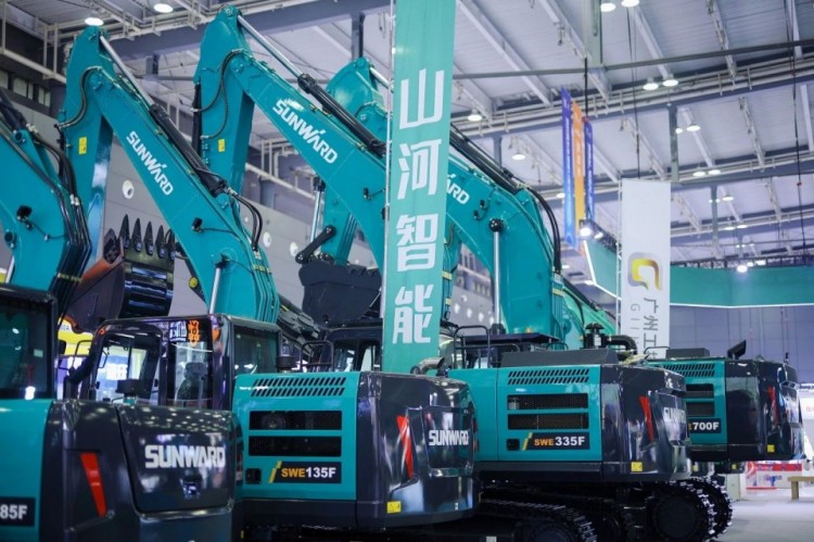 2025 CICEE | 打造极致精品化，，，，，，yp街机智能挖掘机“圈粉”长沙展