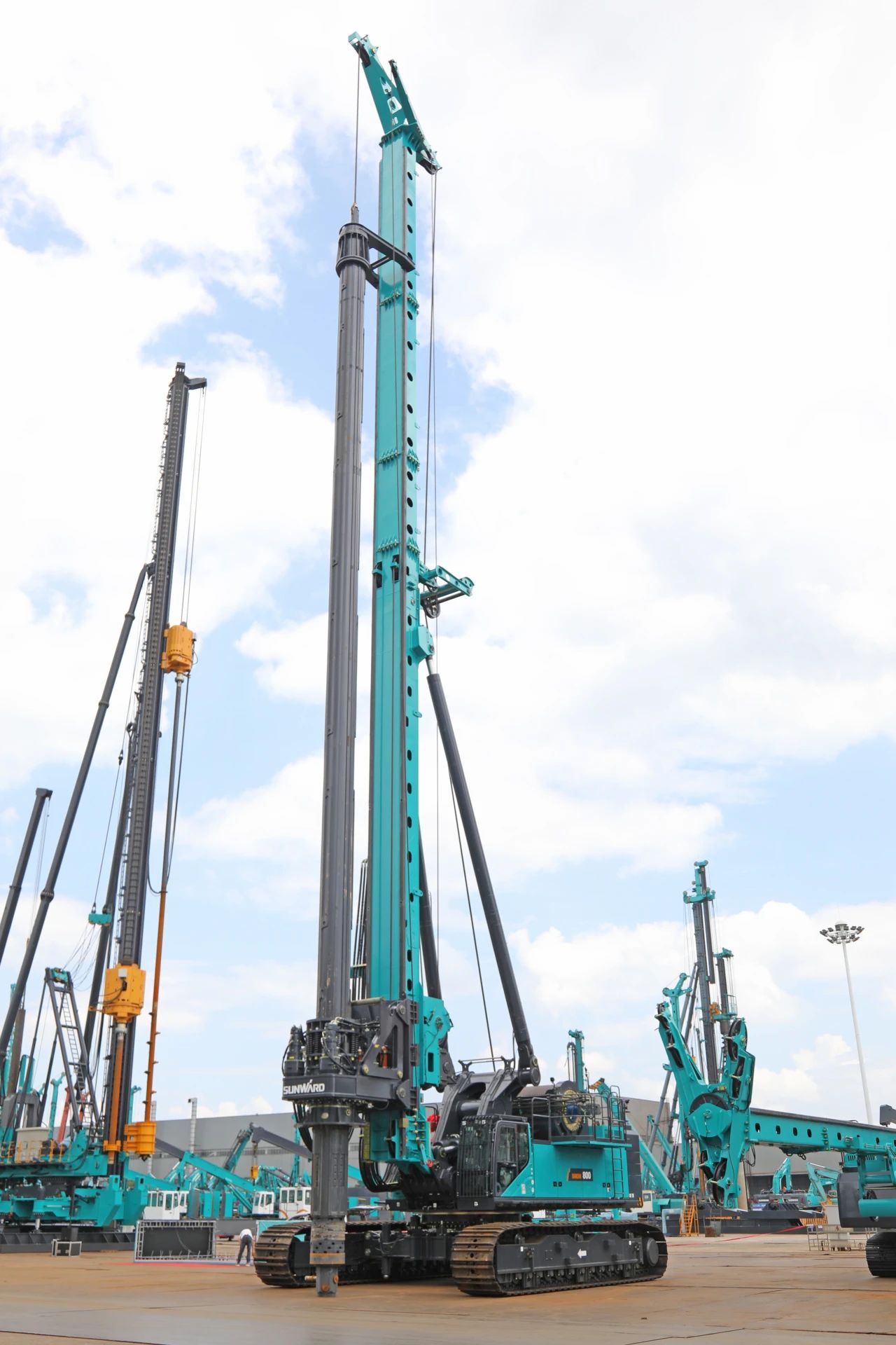 “破纪录王者”再出征！yp街机智能SWDM800旋挖钻机乐成交机