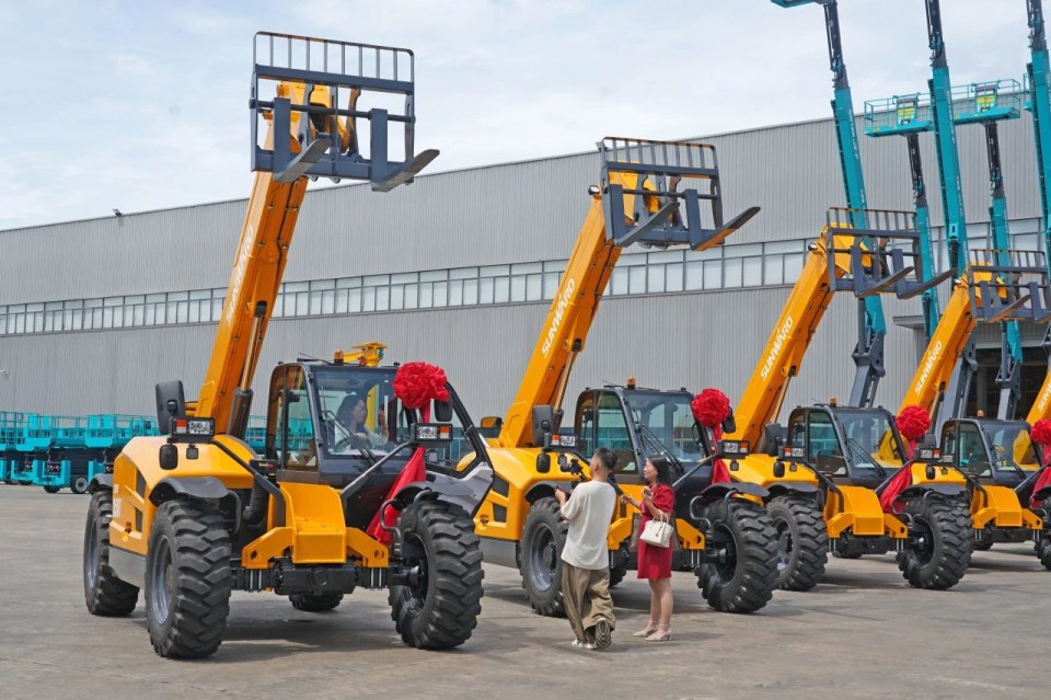 yp街机智能伸缩臂叉装车批量交付，，，即将奔赴新一线