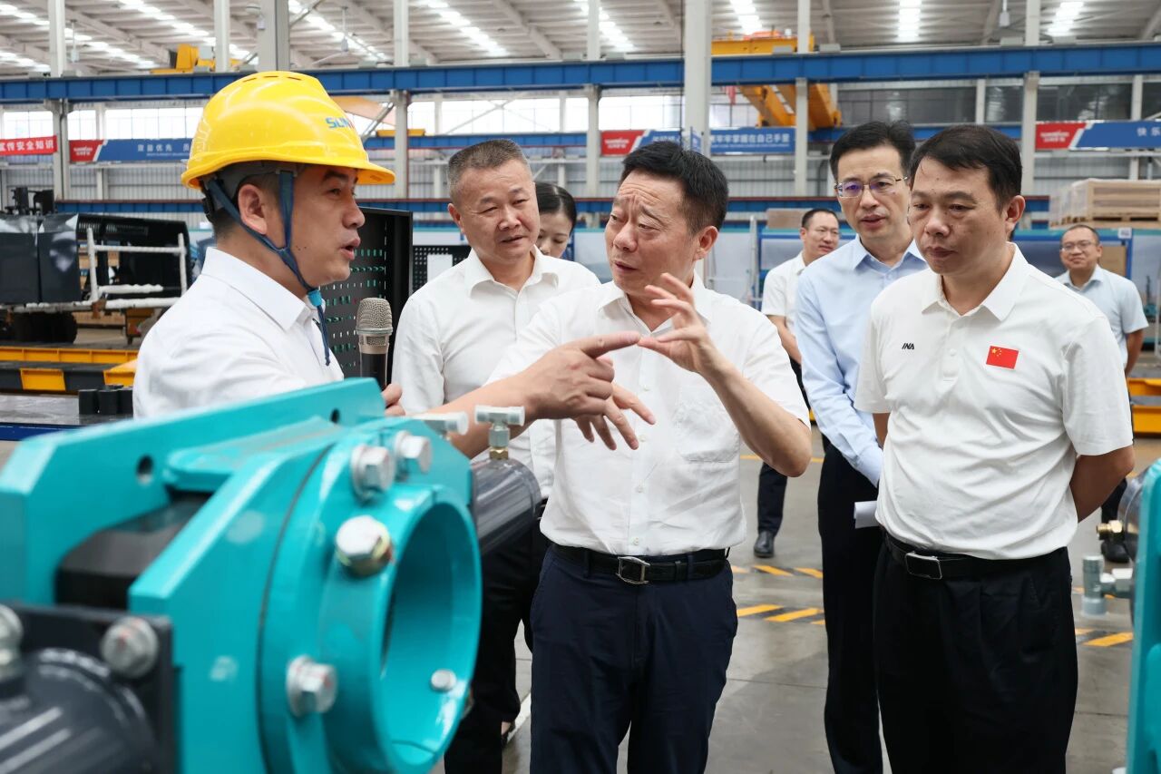 湖南省政协副主席、省工程机械工业链链长何寄华调研yp街机智能