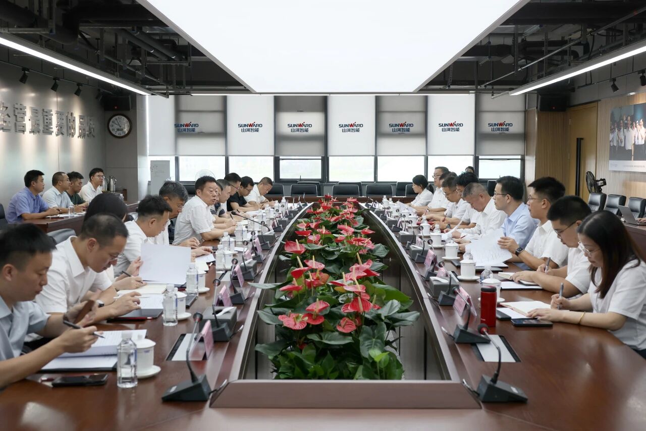 湖南省政协副主席、省工程机械工业链链长何寄华调研yp街机智能