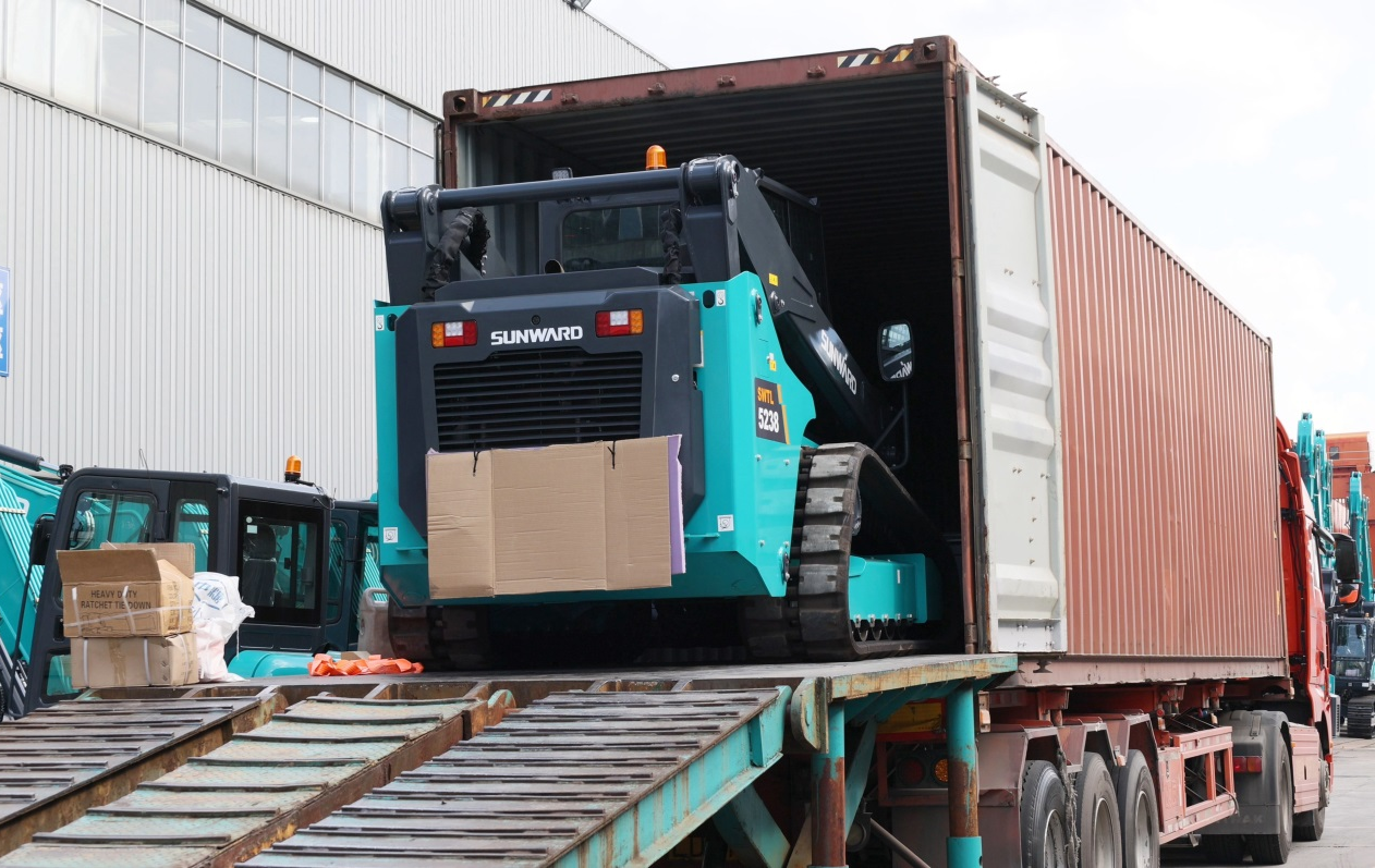 高端装备再获国际认可！yp街机智能最大吨位笔直举升履带式滑移装载机批量发往北美