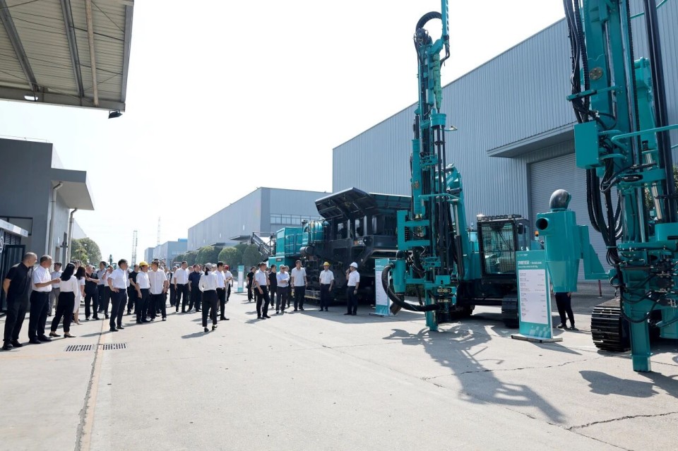 斜井开挖钻护一体化妆备乐成下线，，，，，实现地下工程装备重大突破