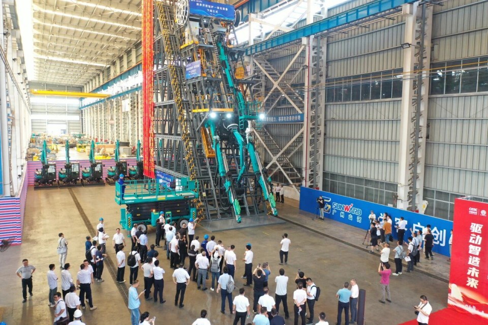 斜井开挖钻护一体化妆备乐成下线，，，，，实现地下工程装备重大突破