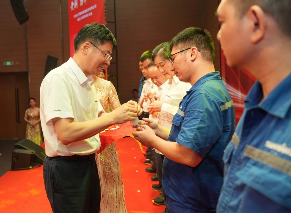 聚力前行！庆祝yp街机智能建设26周年表扬大会盛大召开