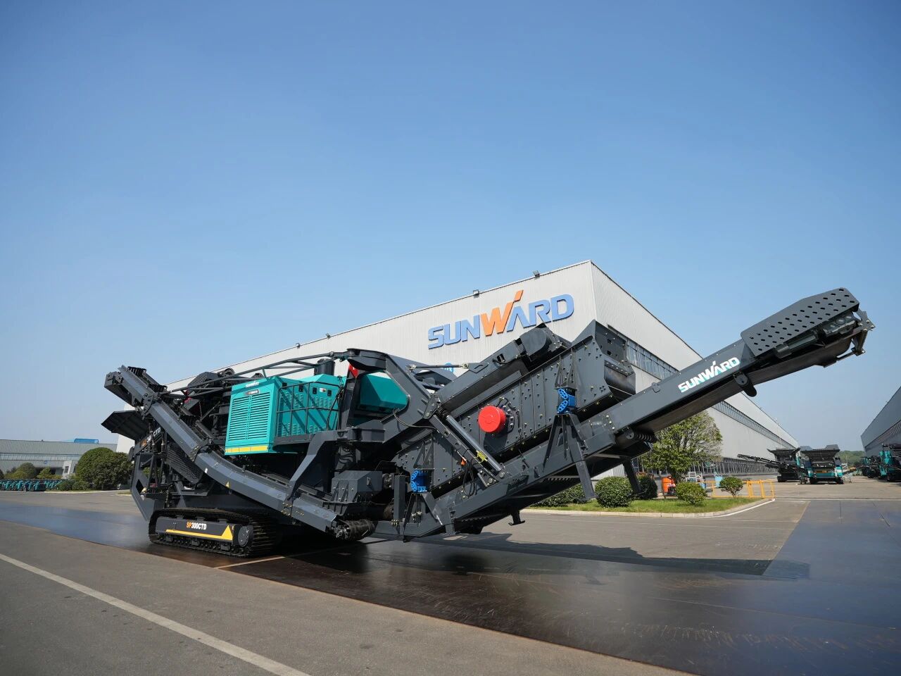破局国际市场，，，，无惧极寒工况！yp街机智能SP300CTD柴电两用圆锥破碎站乐成下线