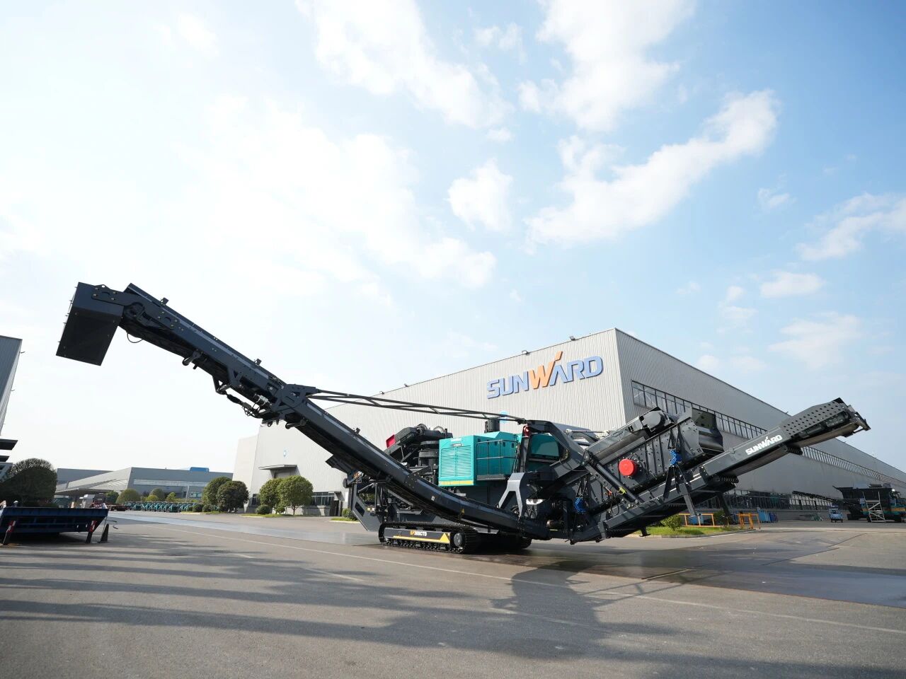 破局国际市场，，，，无惧极寒工况！yp街机智能SP300CTD柴电两用圆锥破碎站乐成下线